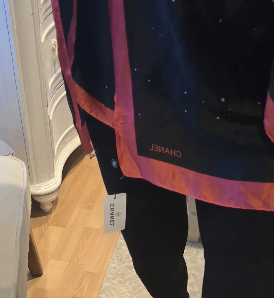 CHANEL Black and Red Scarf - Picture 9 of 17